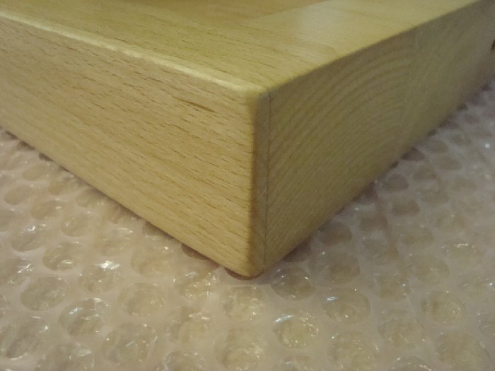 DSC00168.JPG (324.63 KiB) 16012 mal betrachtet Nahansicht einer Ecke nachdem Ölen des Holzes mit Holzöl.<br />(1. Schritt gehölt, 2. Schritt zwischengeschliffen, 3. Schritt ein zweites mal geölt)