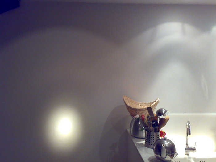 links die P3 (350mA) mit Reflektor einer Taschenlampe, rechts die Halogenstrahler 20W