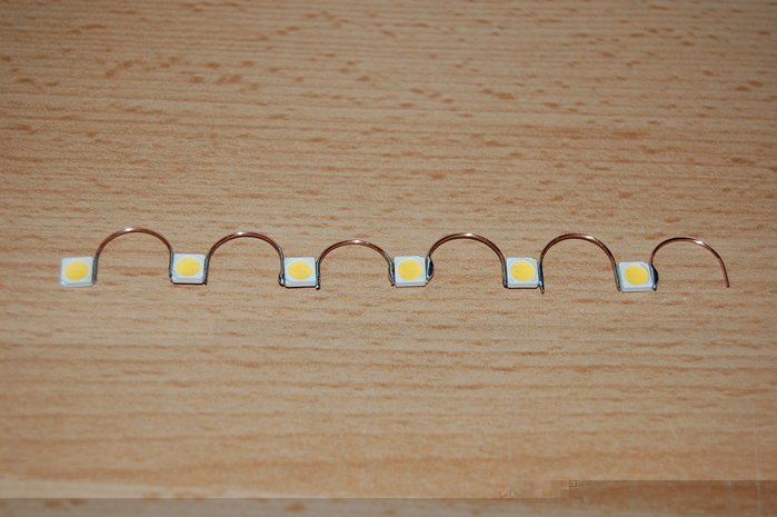 Die LEDs sind mit Kupferdraht aus einem Telefon-Installationskabel verbunden, dessen Durchmesser ist ideal hierfür. Die Halbbögen lassen sich vorzüglich um einen CD-Marker oder ähnlichen Stift herum biegen. Sie müssen auch nicht perfekt werden.