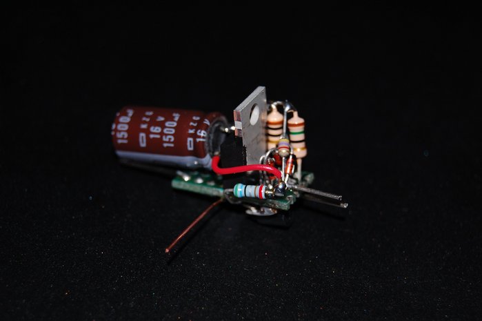 Die elektronik nochmal aus einer anderen perspektive und mit bereits angelötetem Elko, der übrigens von einem alten Mainboard stammt.