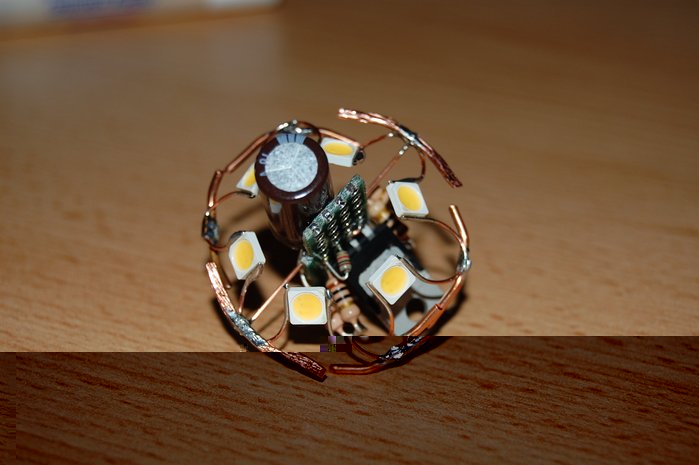 Damit das ganze aber später noch in die Leuchte passt, müssen diese Drähte rund geboden werden. Es ist keine schlechte Idee, dies vor dem Anlöten zu tun :-)  --- Selbstverständlich dürfen diese Kühldrähte sich nicht gegenseitig und auch sonst nichts metallisches berühren, sonst besteht Kurzschlussgefahr!