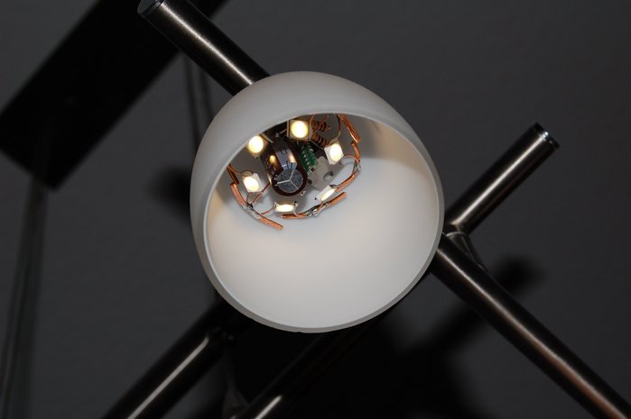 Das fertige LED-Leuchtmittel (hier noch ohne Heißkleber) in die Leuchte eingesetzt und in Betrieb genommen.