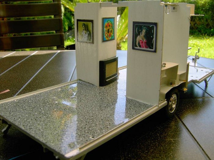 Das wird einmal der Schlafteil, nach dem zusammenschieben sind die Betten zusehen.