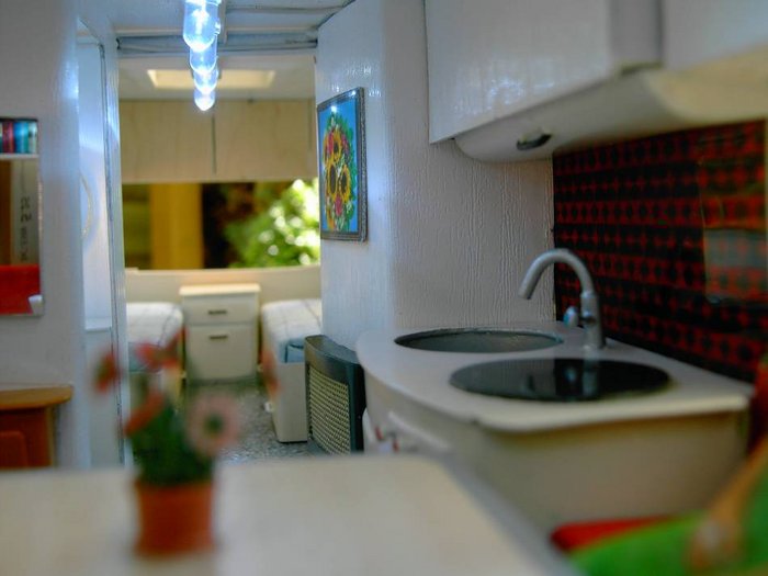 Ein Blick in den gesammten Wohnwagen.