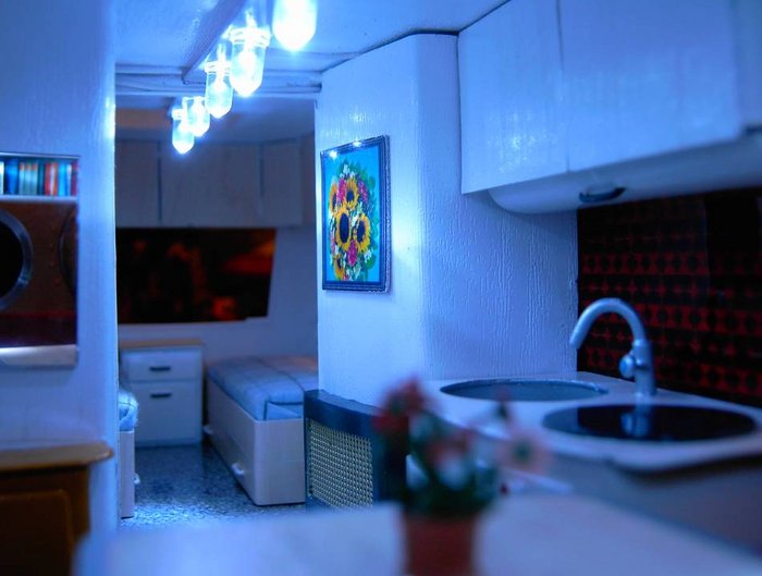 An der Decke die Beleuchtung, sie ist zwar nicht original aber bei Ausstellungen kann man sonst nichts sehen